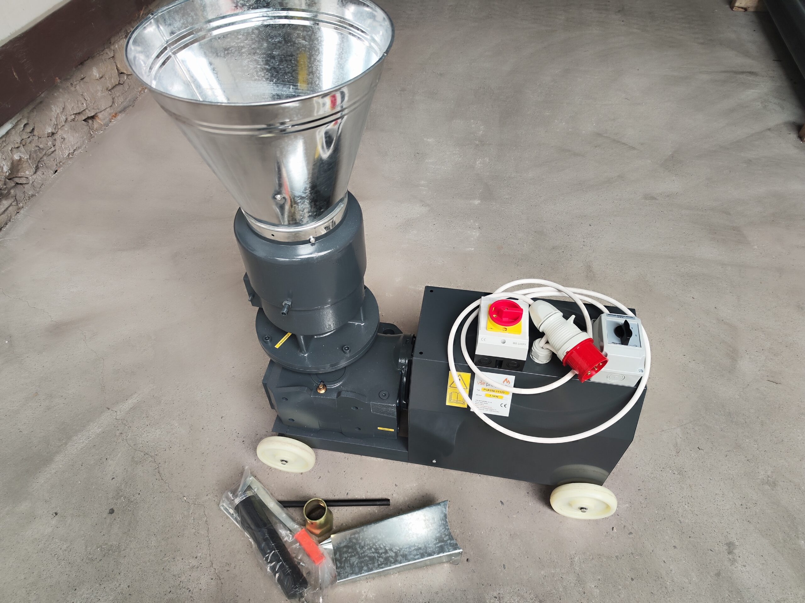 Peletovací lis s rotujúcimi valcami PLR230 7,5 kW